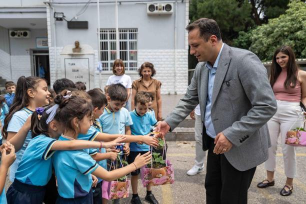 Bornova'da öğrencilere çilek fidesi dağıtıldı