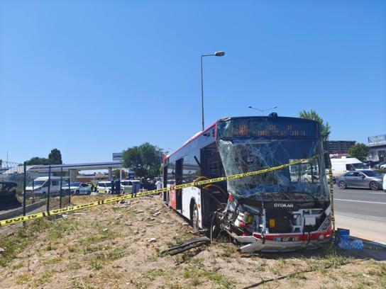 Ankara'da belediye otobüsü ve hafif ticari araç çarpıştı: 1 ölü, 9 yaralı