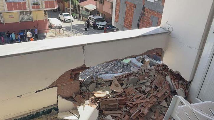 Esenyurt'ta yıkım sırasında devrilen apartmanın zarar verdiği bina tahliye edildi