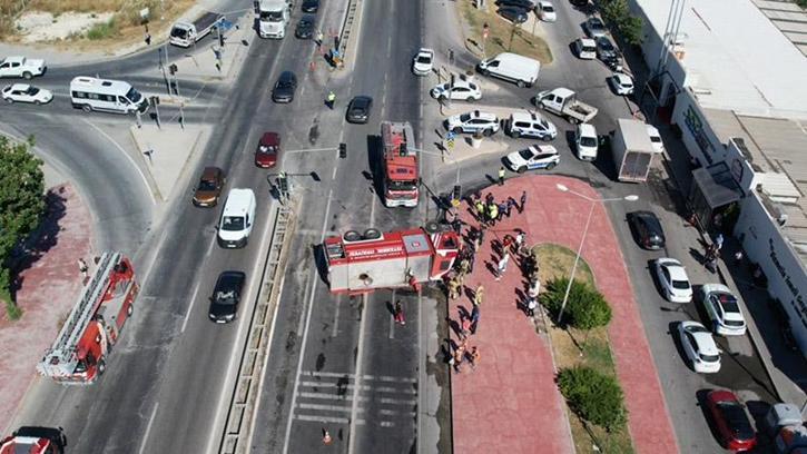 Büyükçekmece'de itfaiye aracı devrildi; yol trafiğe kapatıldı