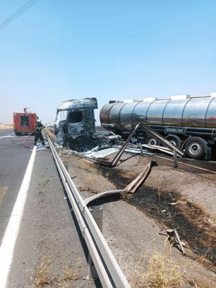 Derik’te bitkisel yağ yüklü tanker bariyerlere çarpıp yandı