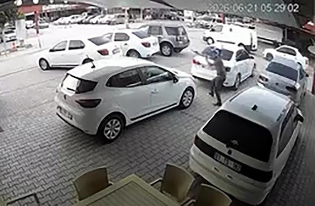Oto galeriye silahlı saldırı kamerada; çok sayıda araca kurşun isabet etti