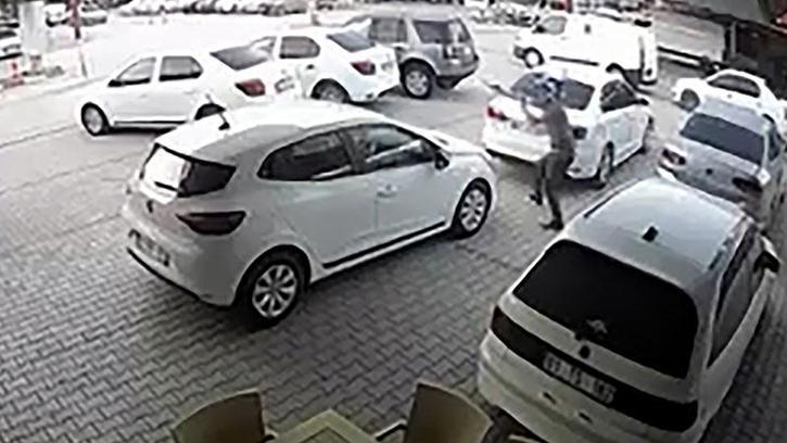 Oto galeriye silahlı saldırı kamerada; çok sayıda araca kurşun isabet etti