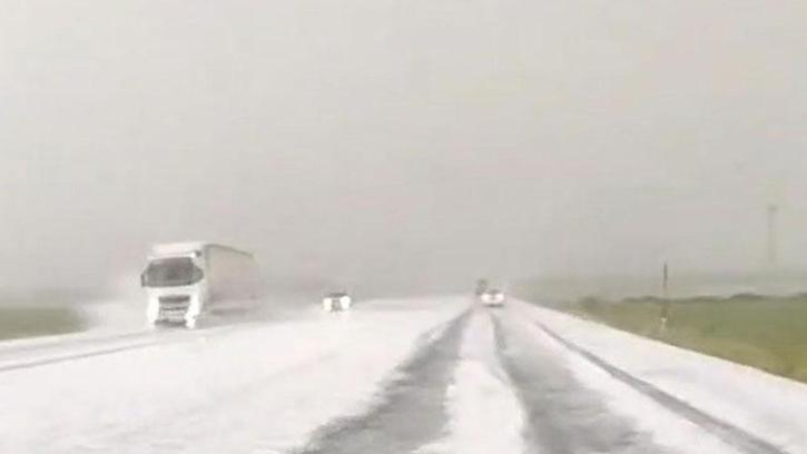 Kars-Selim karayolunda dolu ve fırtına etkili oldu