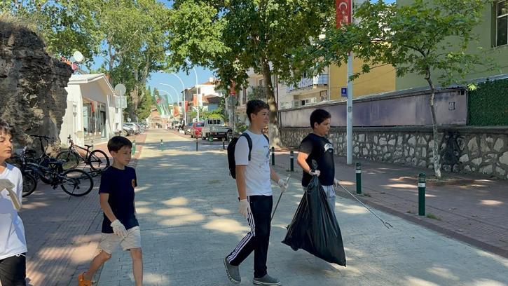 12 yaşındaki 12 arkadaş, bisikletleriyle sokak sokak dolaşıp, 3 ayda 40 poşet çöp topladı