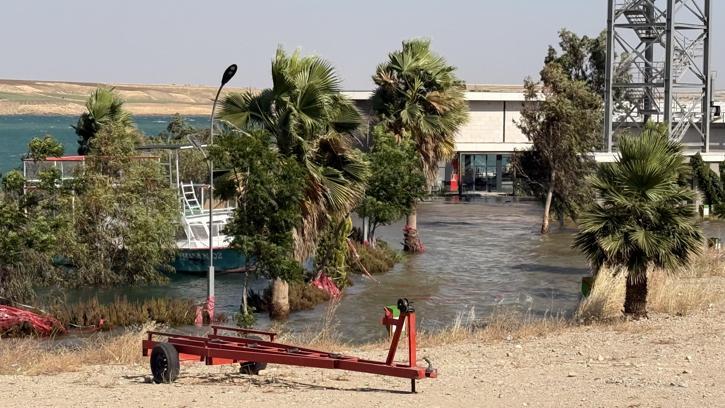 Adıyaman'da iş yerleri ve yürüyüş yolları su altında kaldı