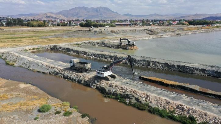 Van Gölü'nden 2 milyon 100 bin metreküp dip çamuru çıkarıldı