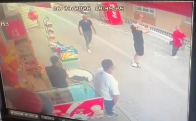 Küçükçekmece'de 8'inci kattan düşen yavru kediyi şemsiyeyle kurtardılar