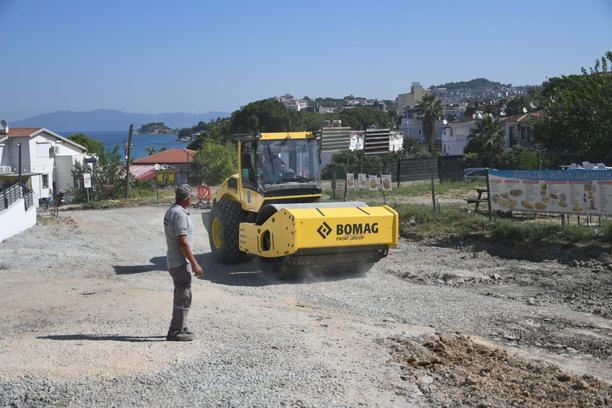 Kuşadası Kadınlar Denizi Mahallesi'nde yol yenileme çalışması