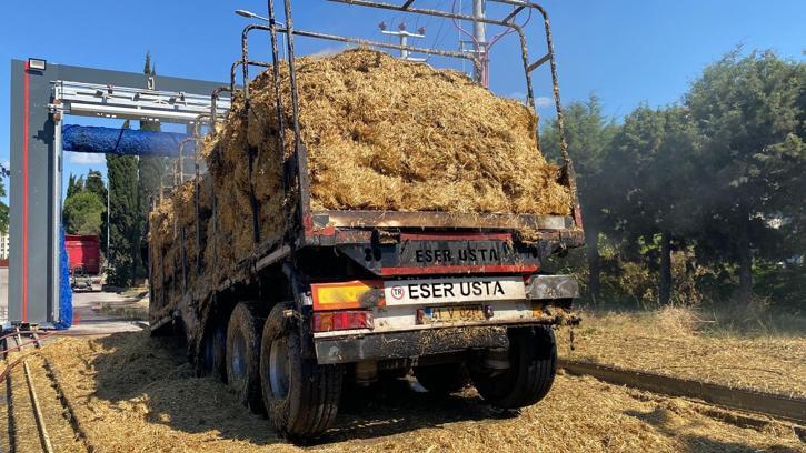 TIR'ın römorkunda çıkan yangın mahallede endişe yarattı: 50 ev tahliye edildi