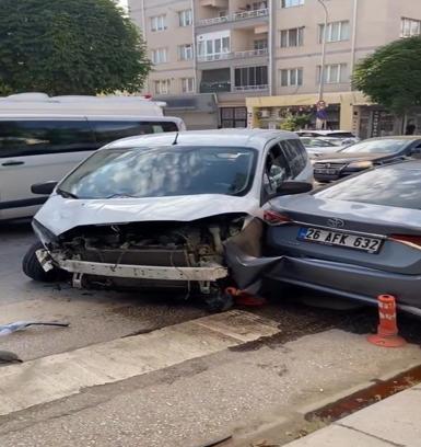 İşçi servisi minibüsüyle hafif ticari araç çarpıştı; 9 yaralı