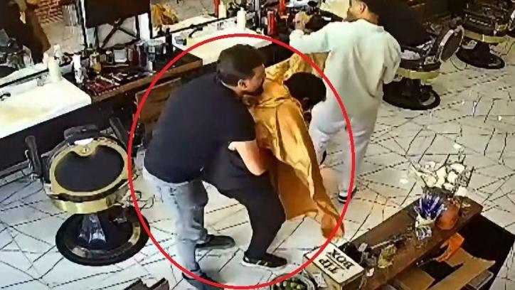 Nefes borusuna erik kaçan müşterisini Heimlich manevrası ile kurtardı; o anlar kamerada