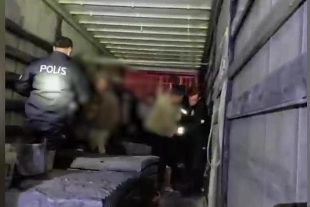 TIR dorselerinden 27 kaçak göçmen çıktı, 2 organizatör tutuklandı