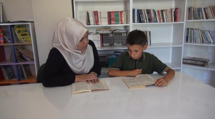 Öğretmenlerinin desteğiyle aştıkları kekemelik sorununun ardından okula yeniden bağlandılar