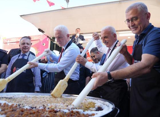 Ümraniye’de vatandaşlara aşure ikram edildi