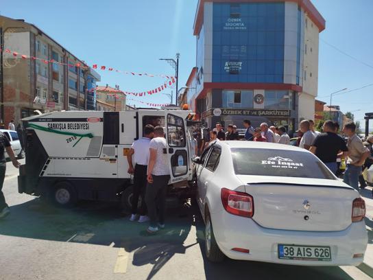 Şarkışla'da 4 aracın karıştığı zincirleme kazada 1 yaralı