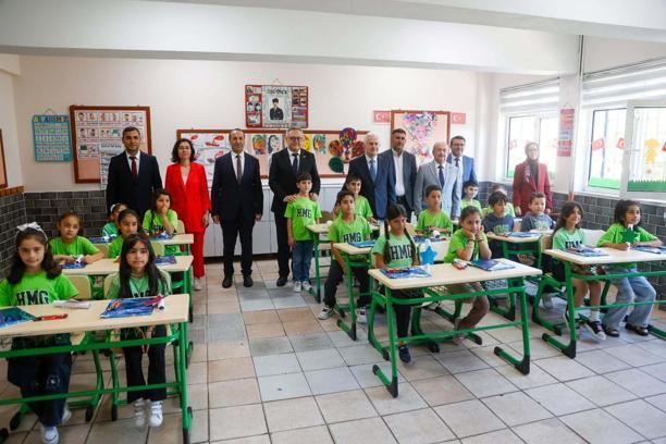 Uşak'ta 64 bin 344 öğrenci karne heyecanı yaşadı