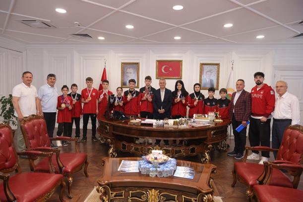 Avrupa üçüncüsü Milli sporcudan Başkan Kurnaz’a ziyaret