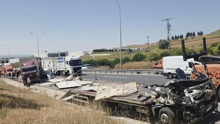 Büyükçekmece'de 4 aracın karıştığı zincirleme kaza / Havadan görüntüyle