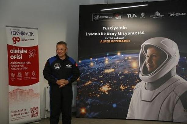 Türkiye'nin ilk astronotu Alper Gezeravcı Medeniyet Teknopark'ta gençlerle buluştu