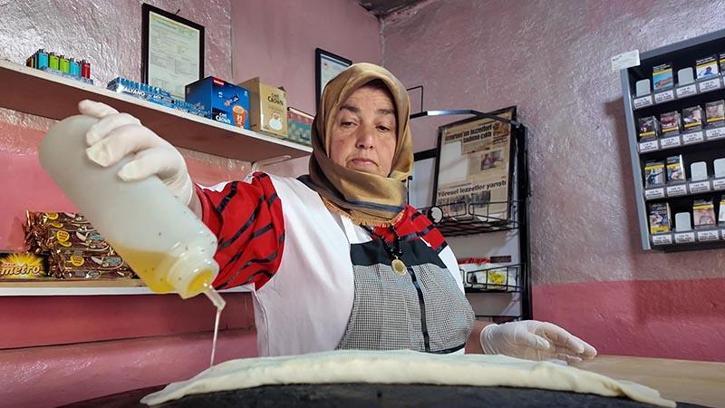 Gözleme pişirip satarak 5 çocuğunu büyüttü