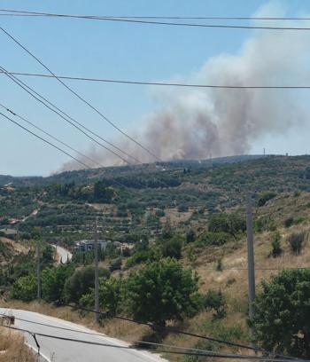 Çeşme’de çöplükte çıkan yangın, makilik alana sıçradı