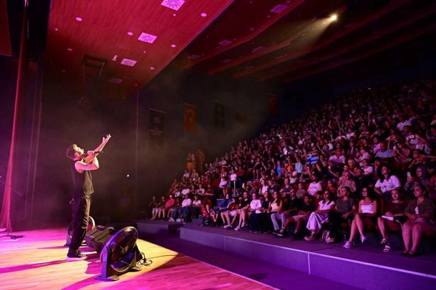 Didim'de 'Yaza Merhaba Konserleri'nde Kolpa sahne aldı