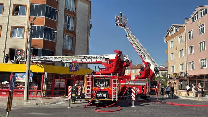 Apartman dairesindeki yangın büyümeden söndürüldü