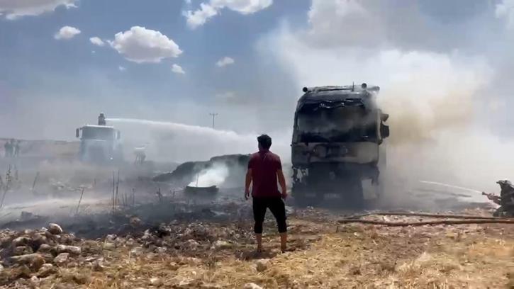 Şanlıurfa’da saman yüklü TIR yandı