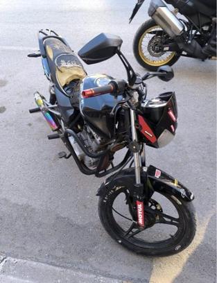 Abart egzozlu ve plakasız motosikletin ehliyetsiz sürücüne 105 bin lira ceza