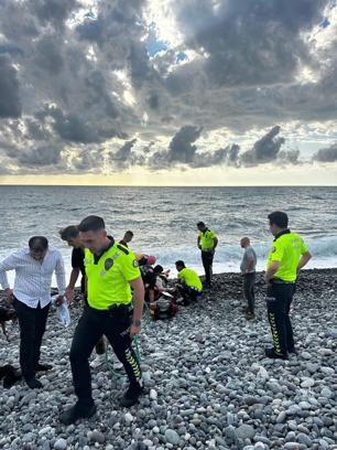 Boğulma tehlikesi geçiren asteğmen, polislerin yardımıyla kurtarıldı