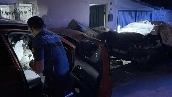 Otomobiliyle, park halindeki otomobile ve motosiklete çarptı; kaza anı kamerada