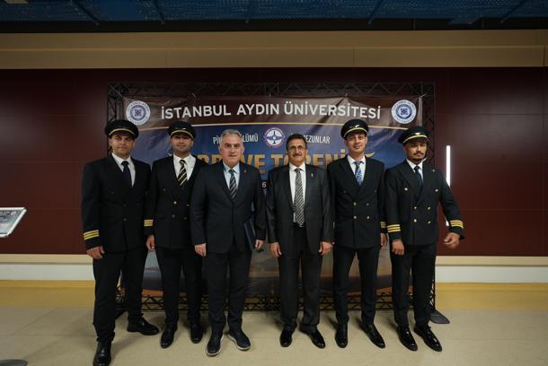 İstanbul Aydın Üniversitesi’nde 23 pilot bröve alarak mezun oldu