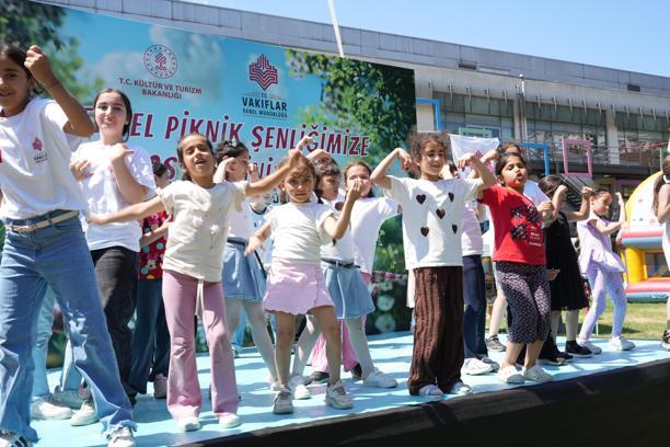 Vakıflar Genel Müdürlüğü, 100 öğrenci ve ailelerini piknik programında bir araya getirdi