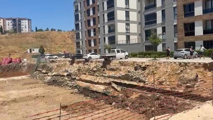 İnşaatın bitişiğindeki sitenin istinat duvarının çökme anı kamerada