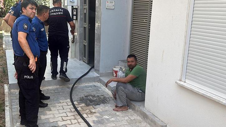 Annesiyle tartışıp kendisini kilitlediği odayı ateşe verdi, kapı kırılarak kurtarıldı