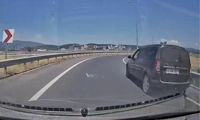 Yolu şaşıran sürücü ters şeritten geri geldi o anlar araç içi kamerasına yansıdı