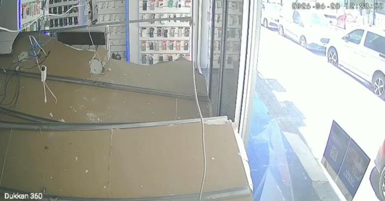 İş yerinin asma tavanının çöktüğü anlar kamerada