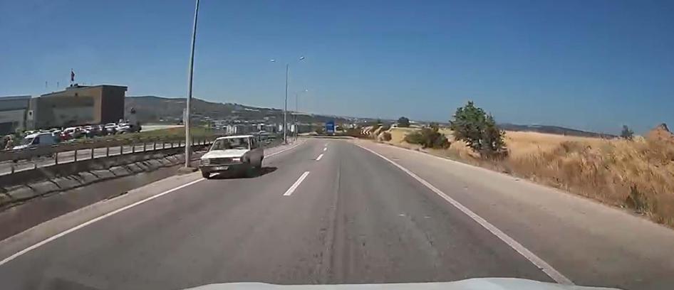 Otomobiliyle ters şeritte ilerleyen sürücü trafiği tehlikeye attı