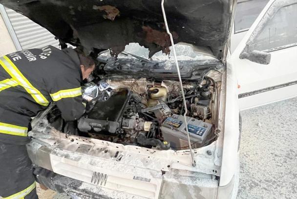 Gaziantep'te park halindeki otomobil yandı