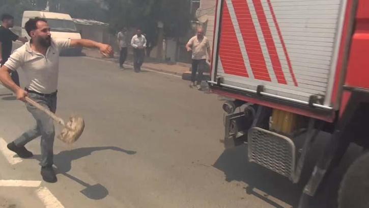 Silivri'de yangın ihbarına giden itfaiye ekibine kürek fırlattı