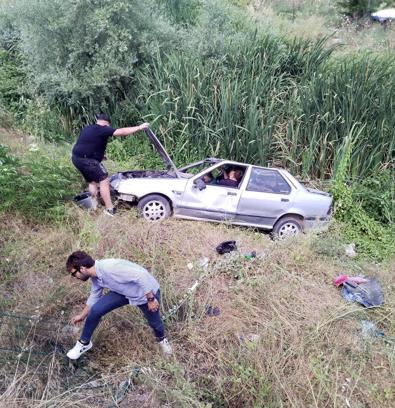 Dere yatağına devrilen otomobildeki 2 kişi yaralandı