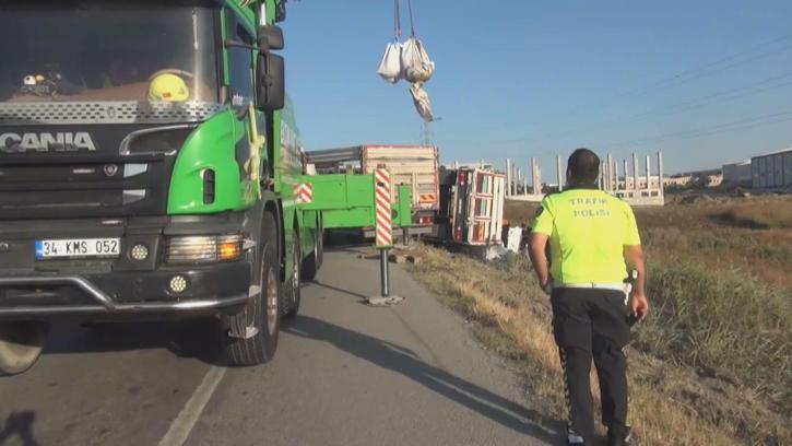 Silivri D-100 Karayolu'nda devrilen kamyonun şoförü yaralandı