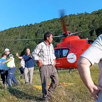 Traktör devrildi, yaralı muhtar ambulans helikopterle hastaneye kaldırıldı