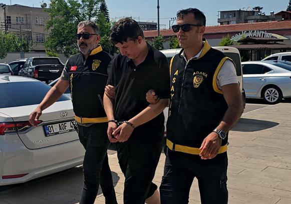 Başkasının kimliğini gösteren firari hükümlü, koluna yazdırdığı adı fark edilince yakalandı