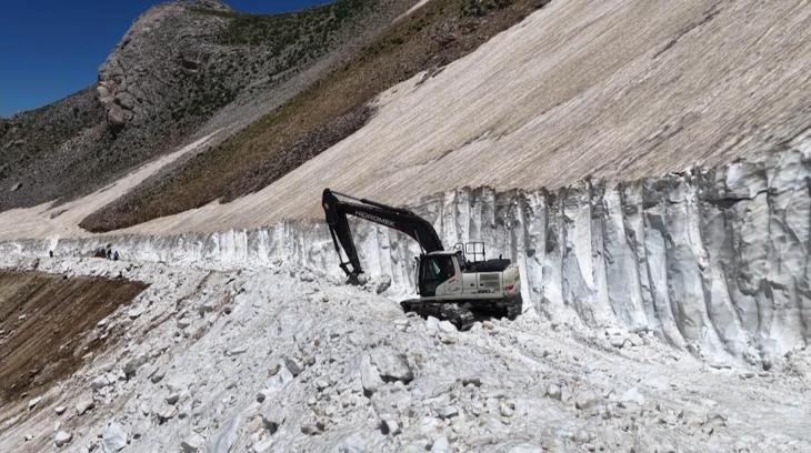 Mereto Dağı'nda karla mücadele dronla görüntülendi