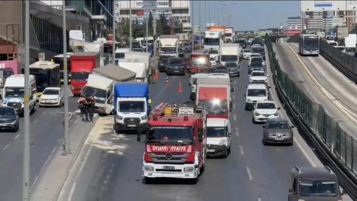 Beylikdüzü'nde kamyonet aydınlatma direğine çarptı; trafik durma noktasına geldi