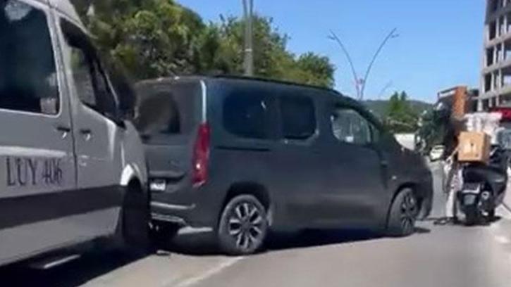 Kartal'da motokuryeyle kavga ederken aracını geri viteste unutan sürücü kaza yaptı