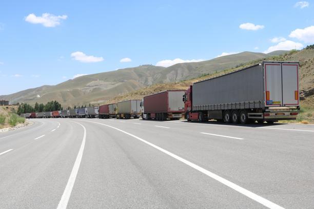 Türkiye-İran sınırında 12 kilometrelik TIR kuyruğu