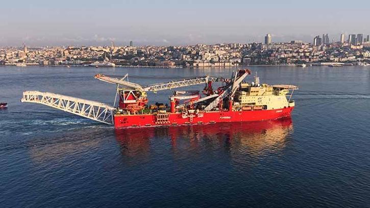 Boru döşeme gemisi 'JSD6000' İstanbul Boğazı'ndan geçti